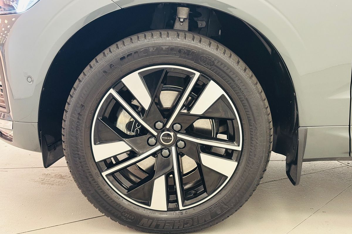 XC60 UZ MY26 Plus B5 Bright Wagon 5dr Spts Auto 8sp AWD 2.0T/10kW (Mild Hybrid)
