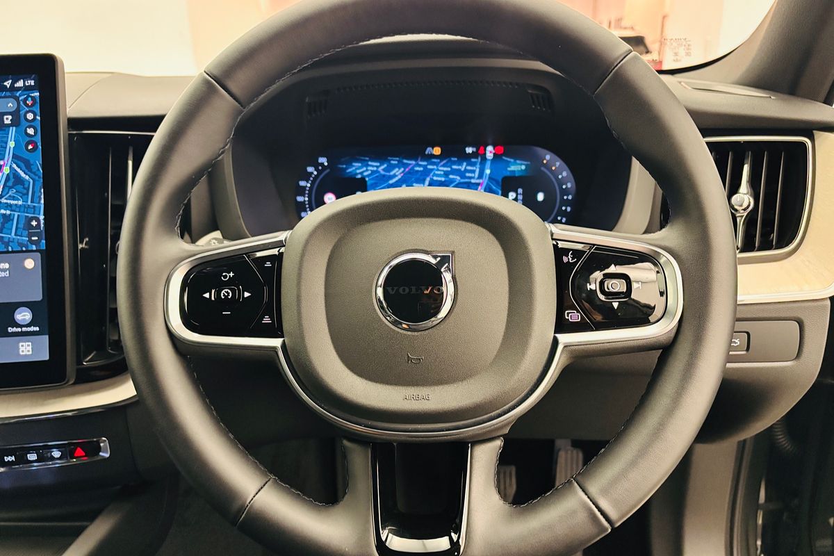 XC60 UZ MY26 Plus B5 Bright Wagon 5dr Spts Auto 8sp AWD 2.0T/10kW (Mild Hybrid)