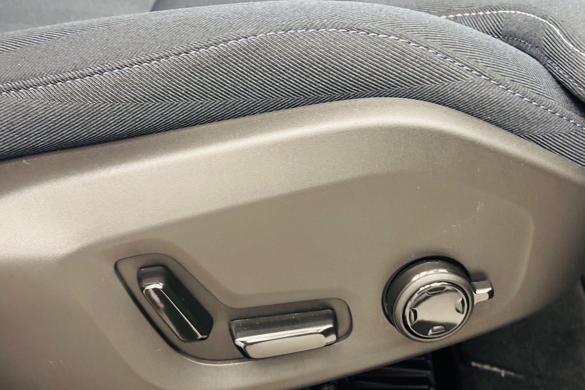 XC60 UZ MY26 Plus B5 Bright Wagon 5dr Spts Auto 8sp AWD 2.0T/10kW (Mild Hybrid)