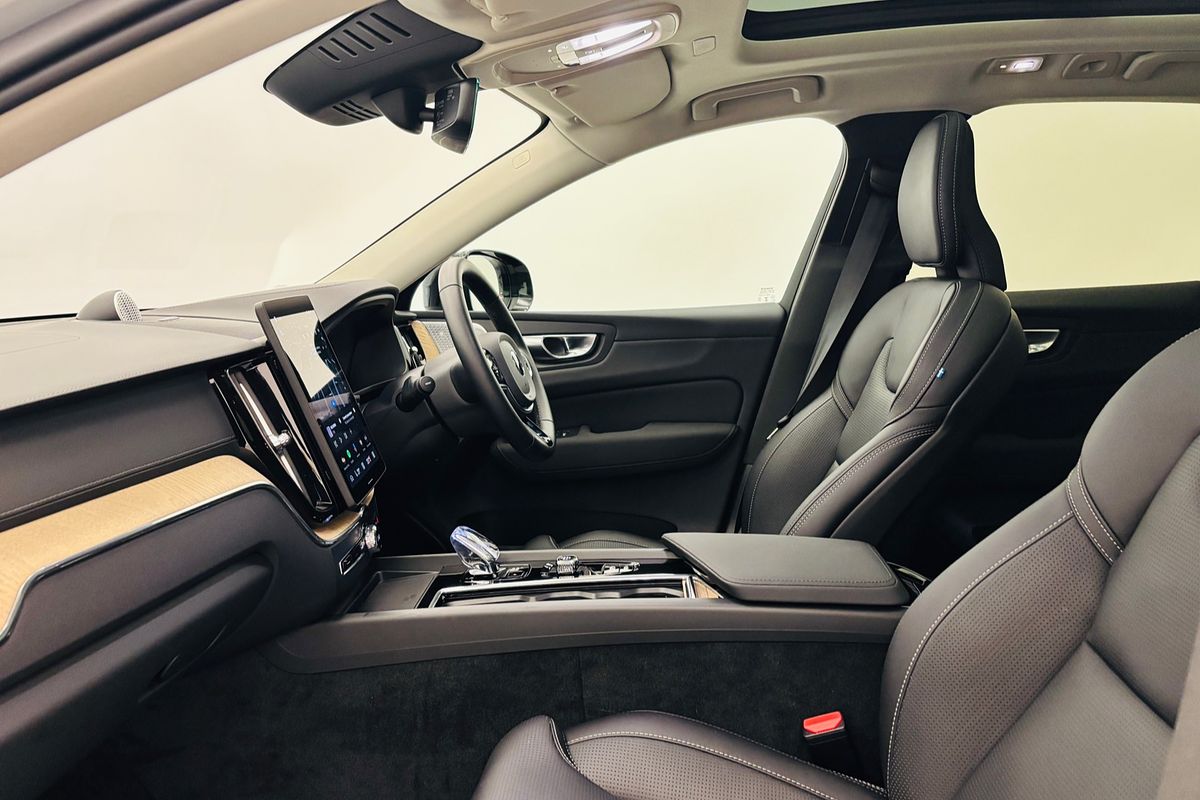 XC60 UZ MY26 Ultra B5 Dark Wagon 5dr Spts Auto 8sp AWD 2.0T/10kW (Mild Hybrid)