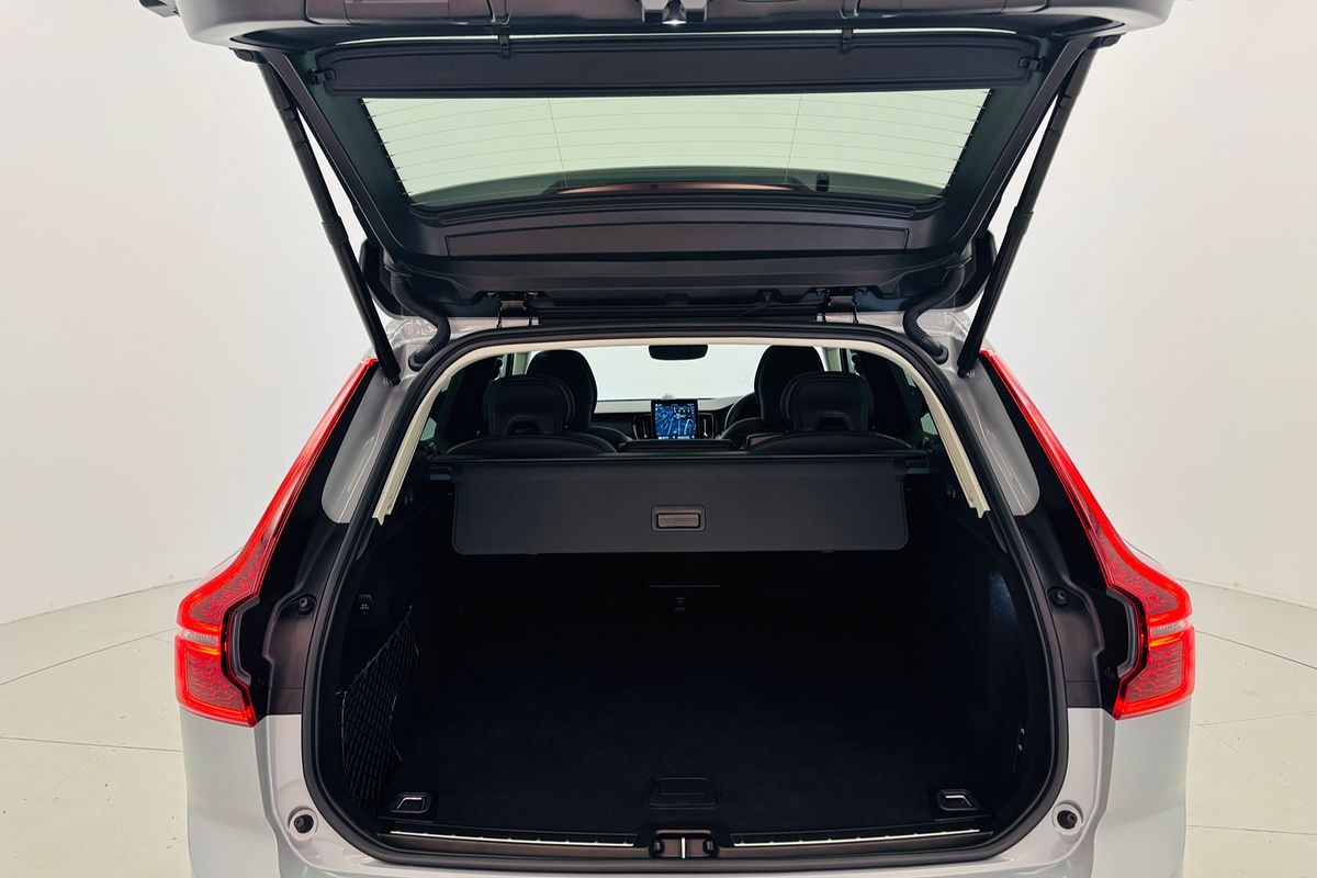 XC60 UZ MY26 Ultra B5 Dark Wagon 5dr Spts Auto 8sp AWD 2.0T/10kW (Mild Hybrid)