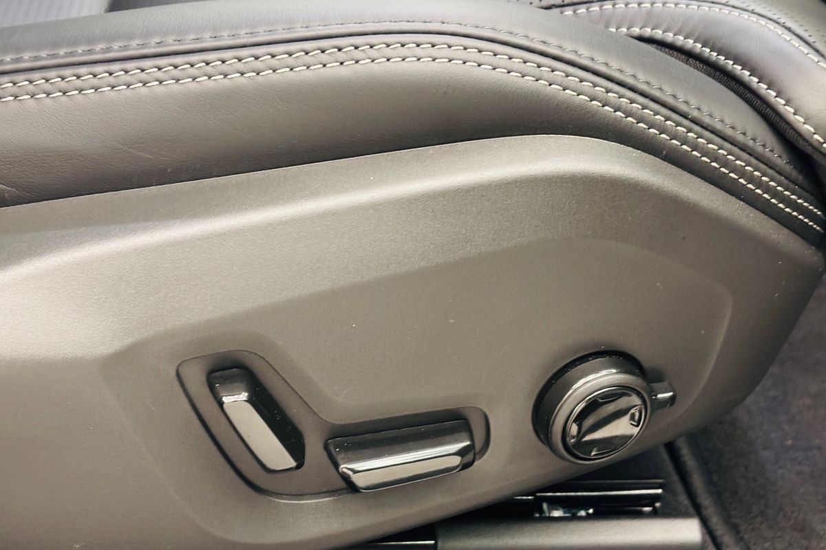 XC60 UZ MY26 Ultra B5 Dark Wagon 5dr Spts Auto 8sp AWD 2.0T/10kW (Mild Hybrid)