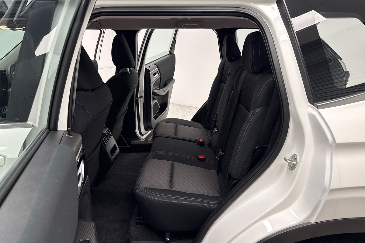 2023 Mitsubishi Outlander ES ZM