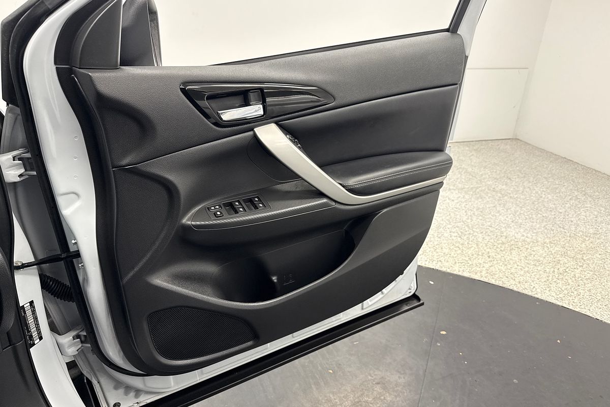 2021 Mitsubishi YB