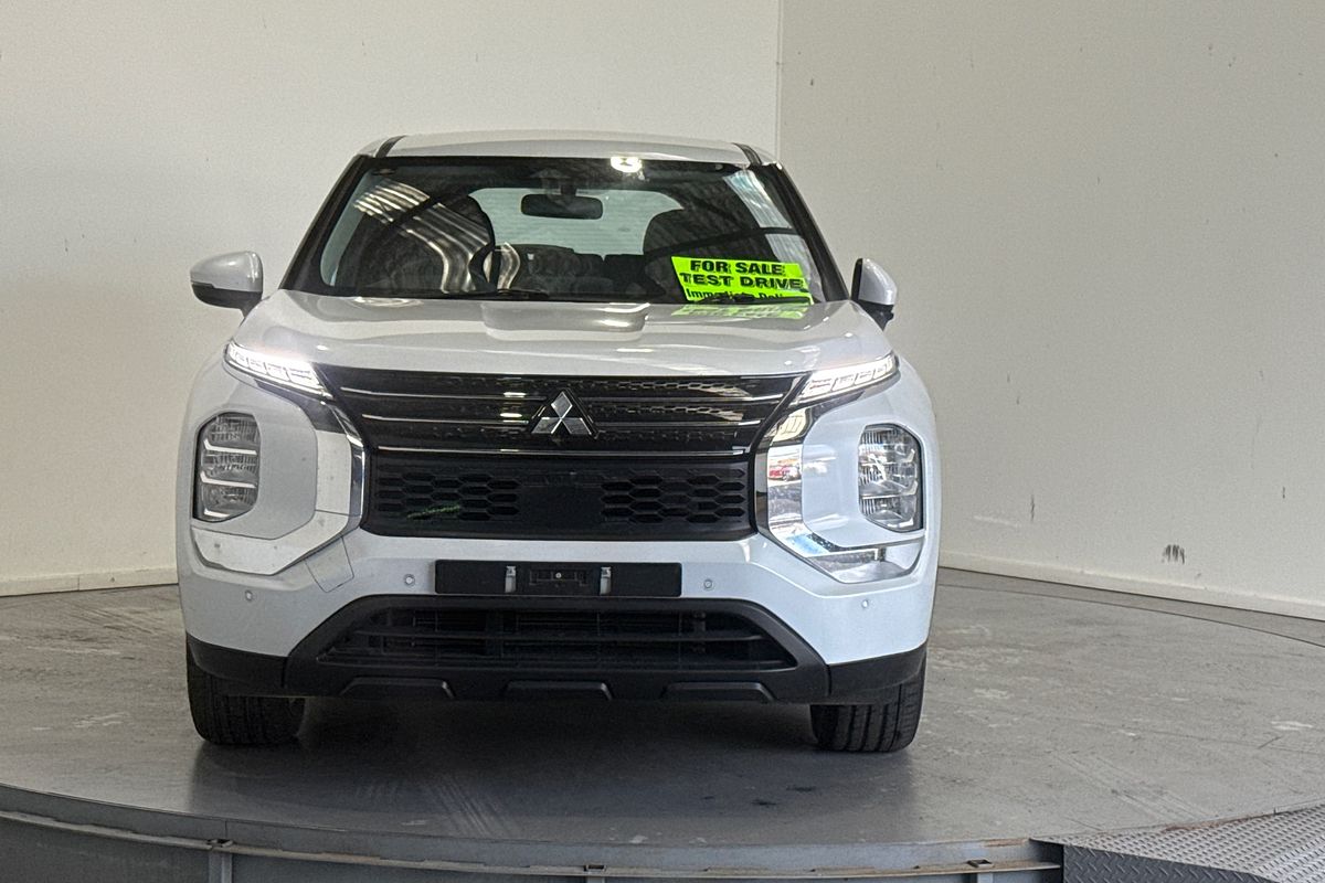 2023 Mitsubishi Outlander ES ZM
