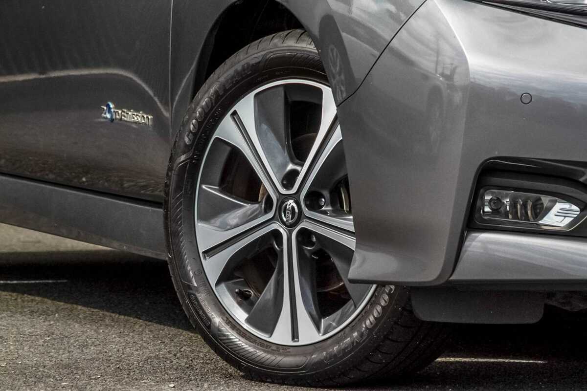 2019 Nissan LEAF  ZE1