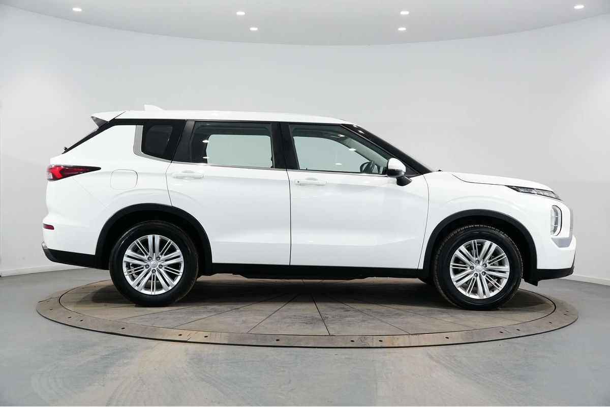 2022 Mitsubishi Outlander ES ZM
