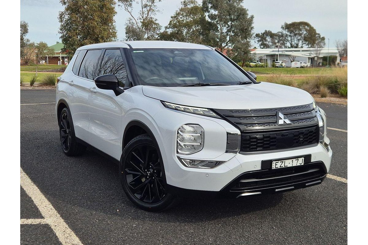 2023 Mitsubishi Outlander LS Black Edition ZM
