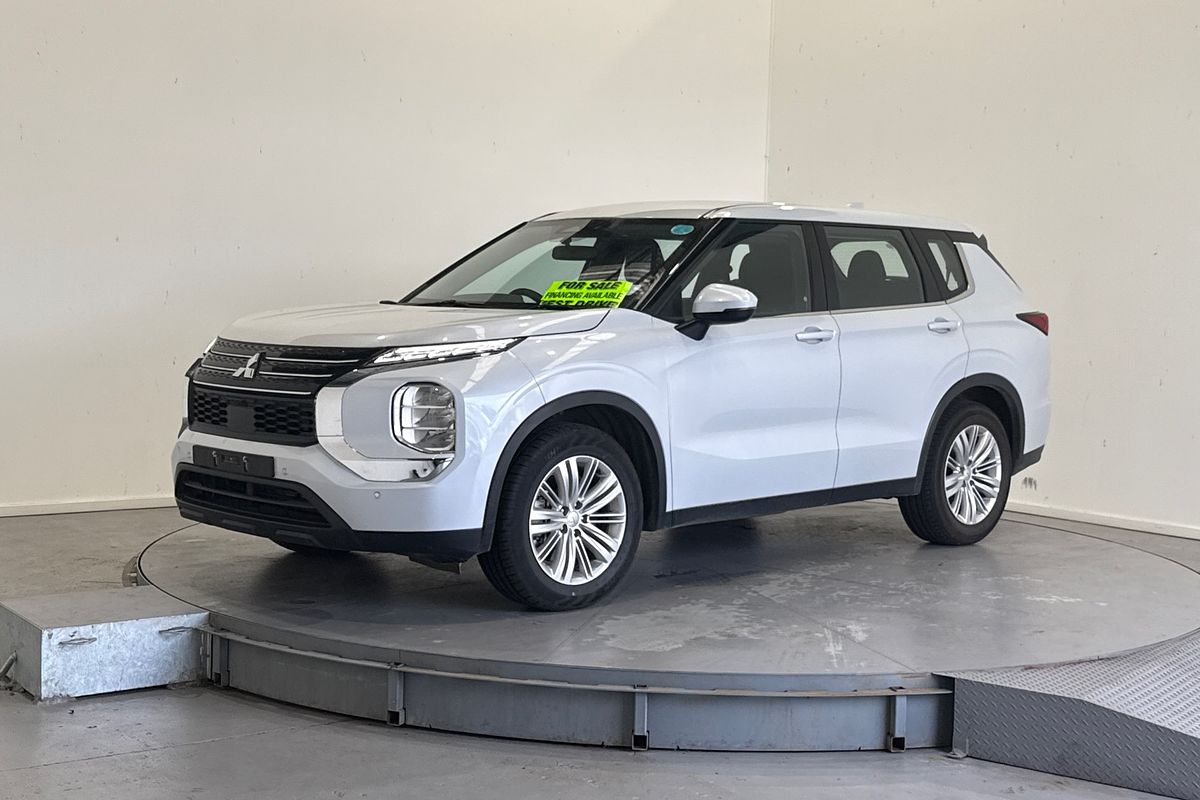 2023 Mitsubishi Outlander ES ZM