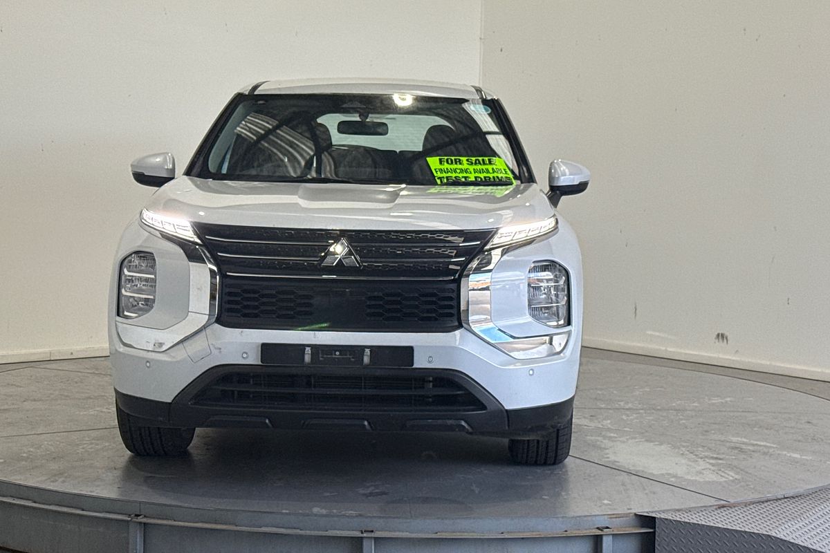 2023 Mitsubishi Outlander ES ZM