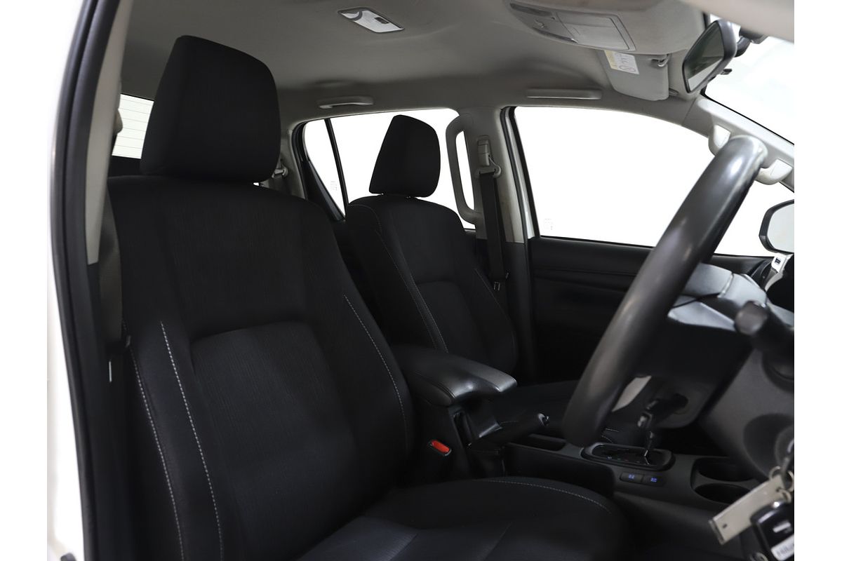 Hilux 4x4 SR 2.8L T Diesel Automatic Double Cab 1Y46300 003