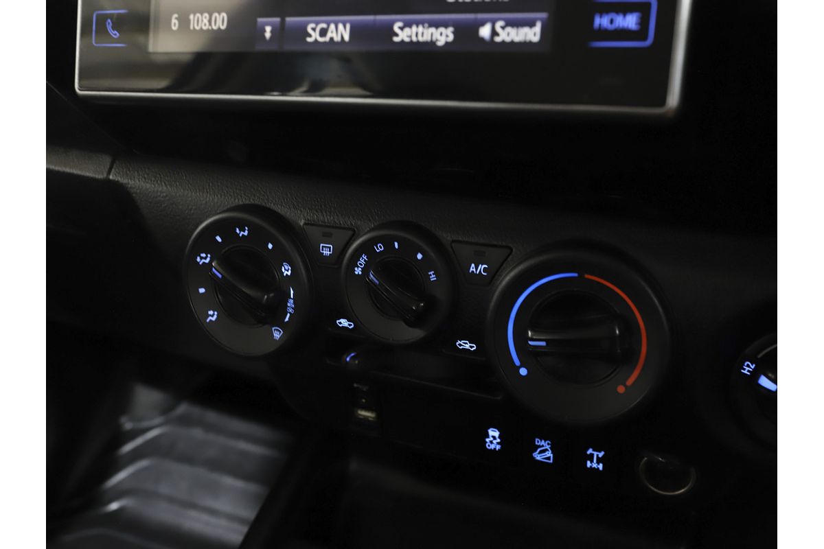 Hilux 4x4 SR 2.8L T Diesel Automatic Double Cab 1Y46300 003
