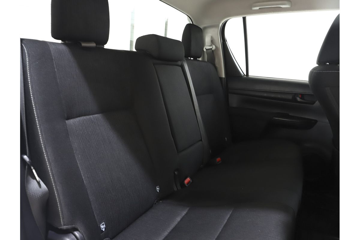 Hilux 4x4 SR 2.8L T Diesel Automatic Double Cab 1Y46300 003