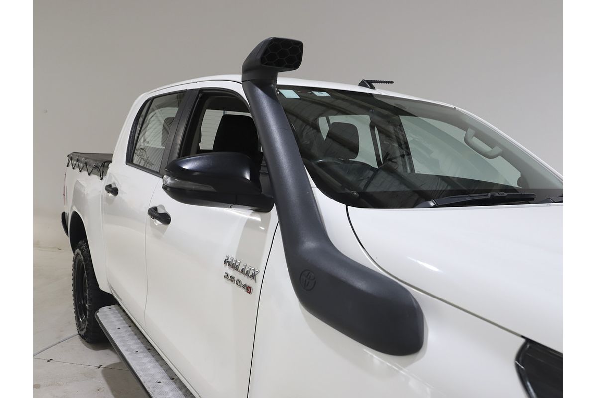 Hilux 4x4 SR 2.8L T Diesel Automatic Double Cab 1Y46300 003