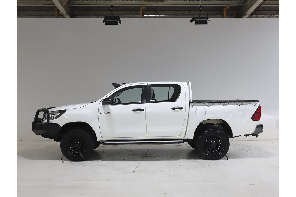 Hilux 4x4 SR 2.8L T Diesel Automatic Double Cab 1Y46300 003