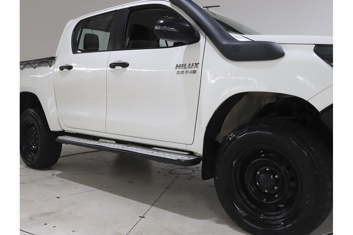 Hilux 4x4 SR 2.8L T Diesel Automatic Double Cab 1Y46300 003