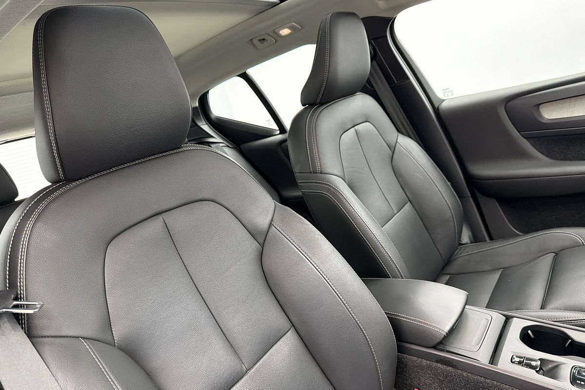 2022 Volvo XC40 Plus B4