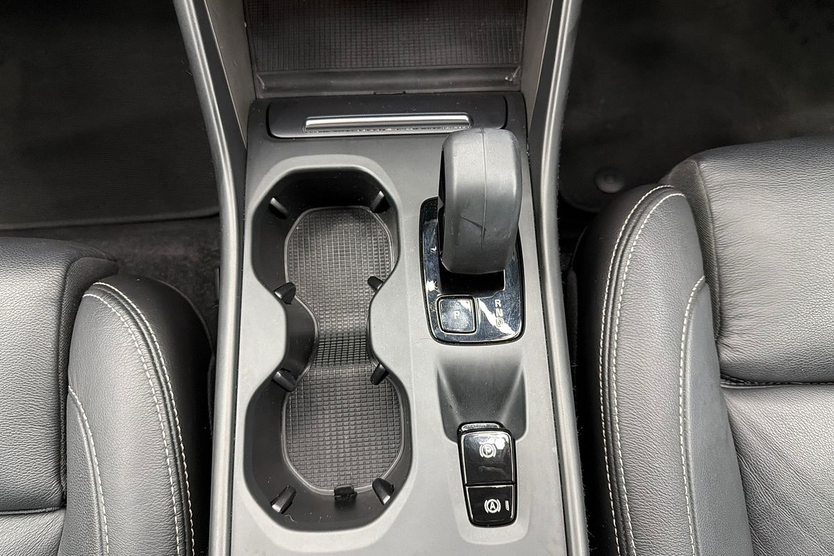 2022 Volvo XC40 Plus B4