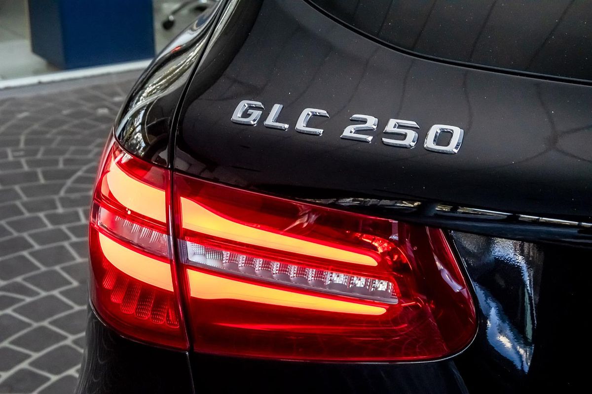 X253 GLC250 WAG 5dr 9G 9sp 665 kg 2.0T