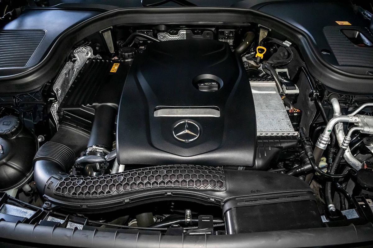 X253 GLC250 WAG 5dr 9G 9sp 665 kg 2.0T