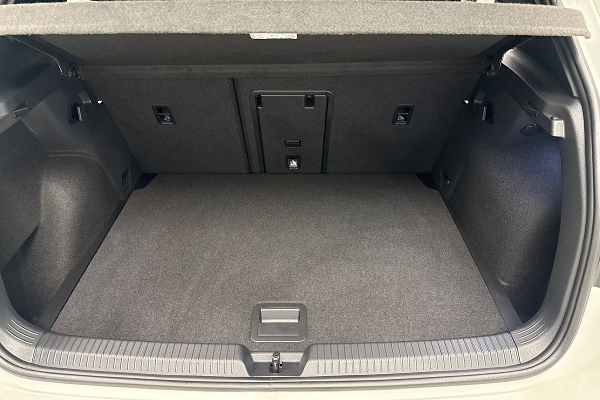 2023 Volkswagen Golf 110TSI R-Line 8