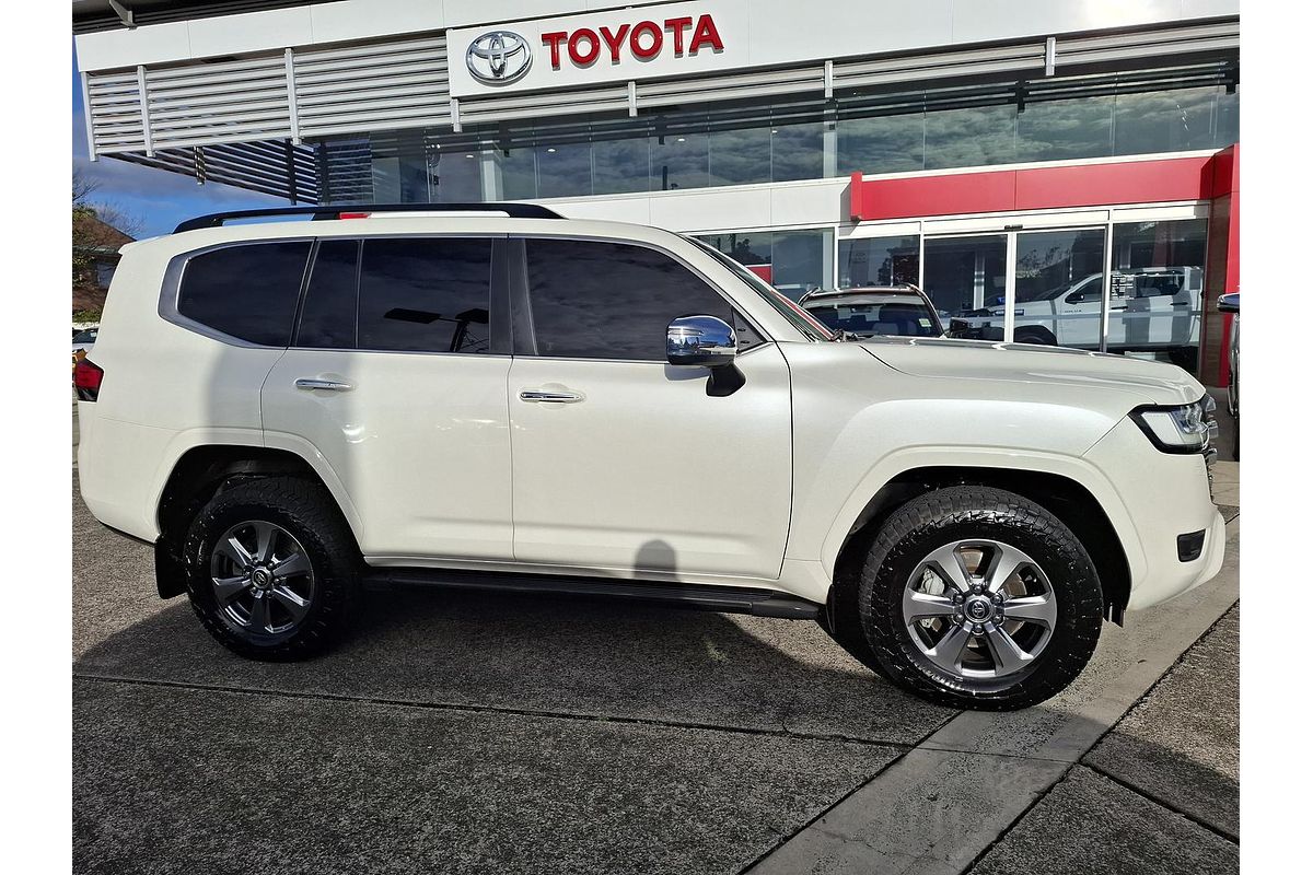 2022 Toyota Landcruiser Sahara FJA300R