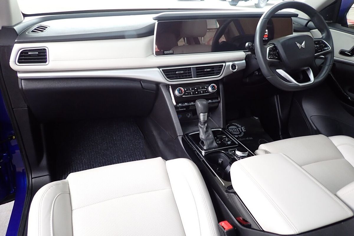 2023 Mahindra XUV700 AX7L