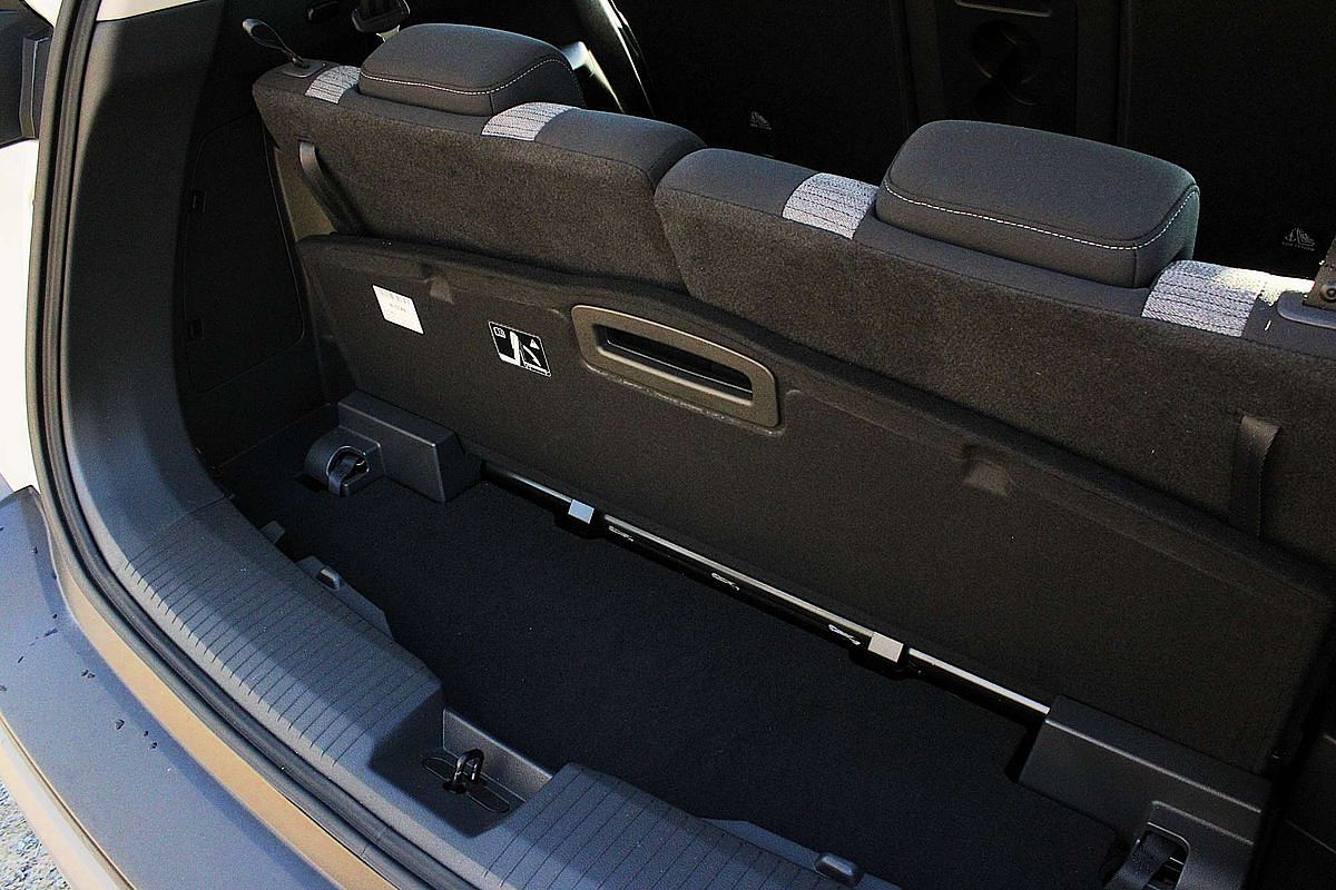 2025 Nissan X-TRAIL ST T33
