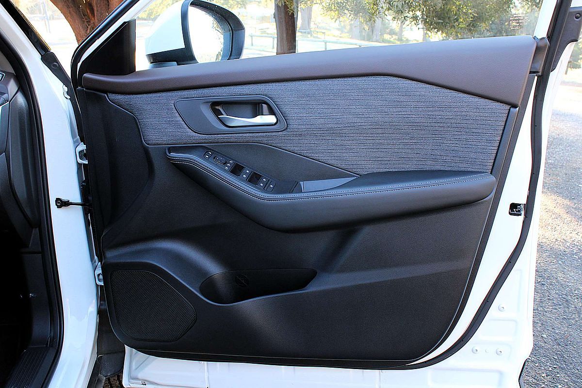 2025 Nissan X-TRAIL ST T33