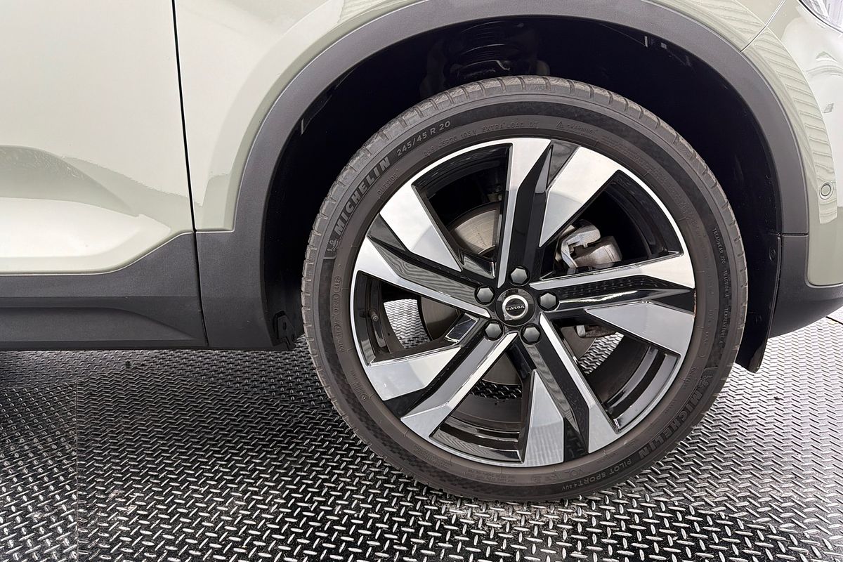 2023 Volvo XC40 Ultimate B5 Dark
