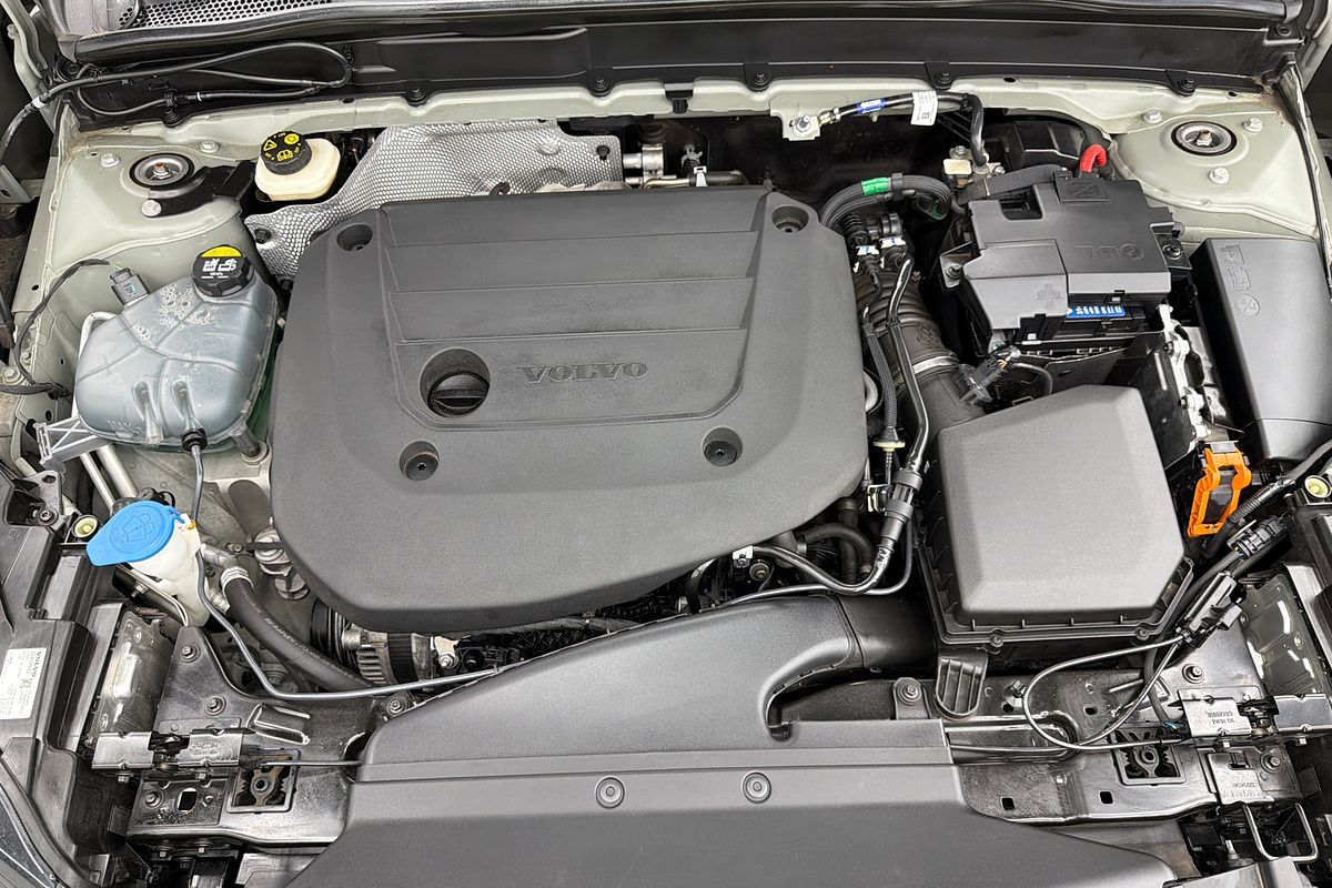 2023 Volvo XC40 Ultimate B5 Dark