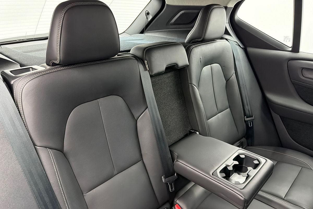 2023 Volvo XC40 Ultimate B5 Dark