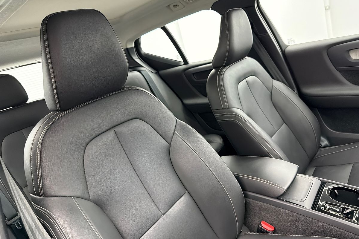 2023 Volvo XC40 Ultimate B5 Dark