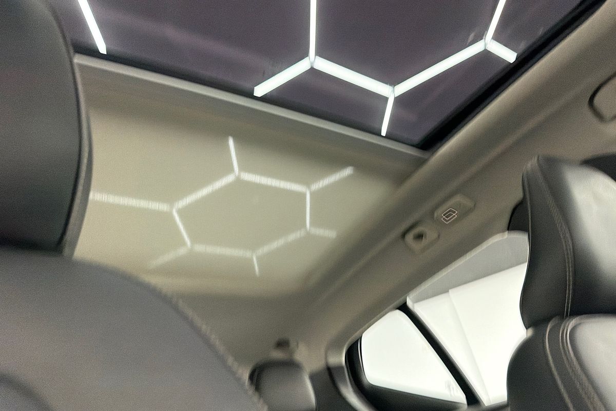 2023 Volvo XC40 Ultimate B5 Dark