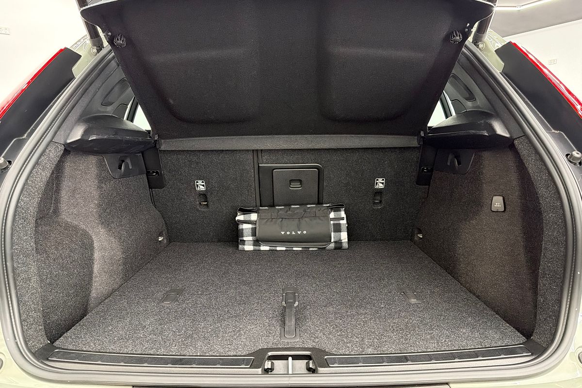 2023 Volvo XC40 Ultimate B5 Dark