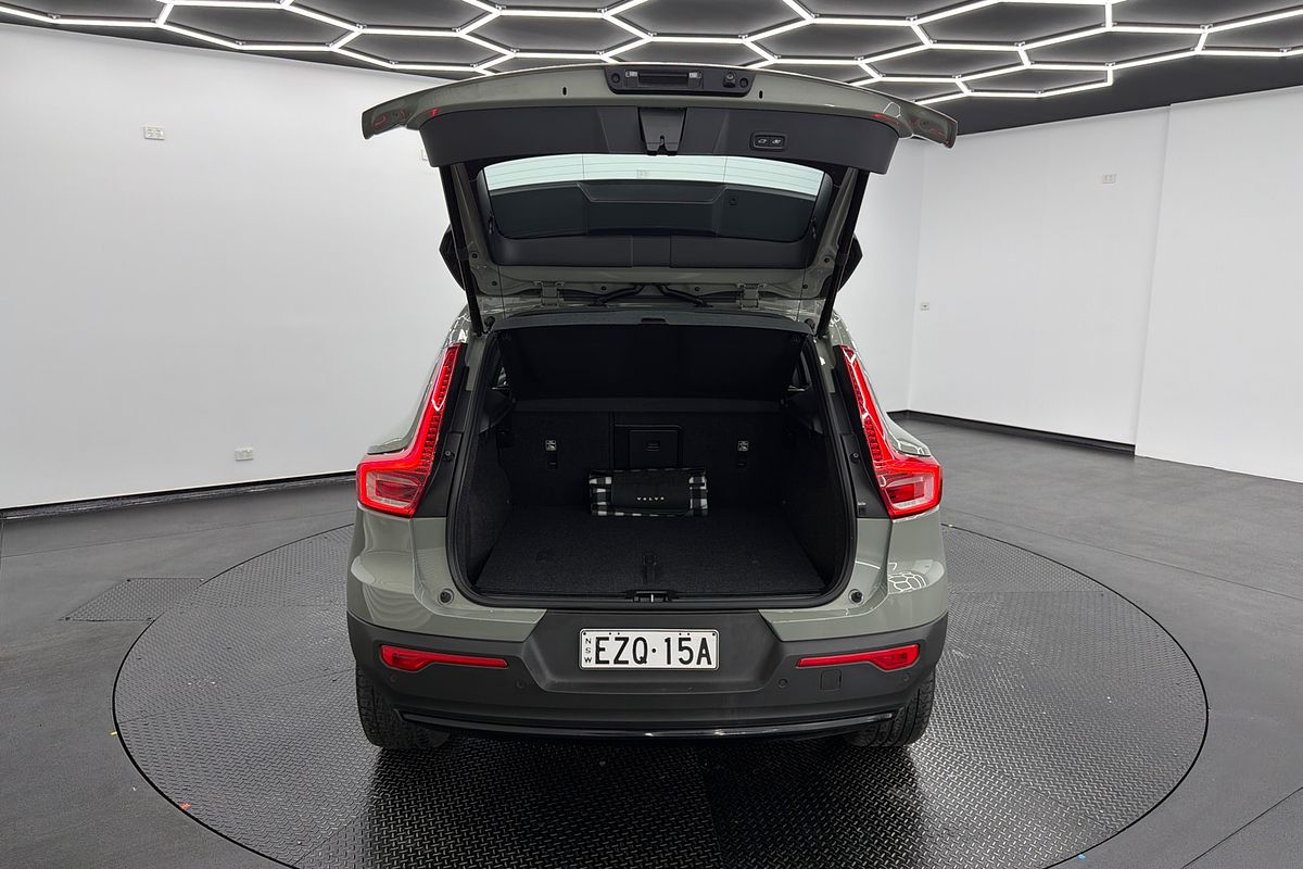 2023 Volvo XC40 Ultimate B5 Dark