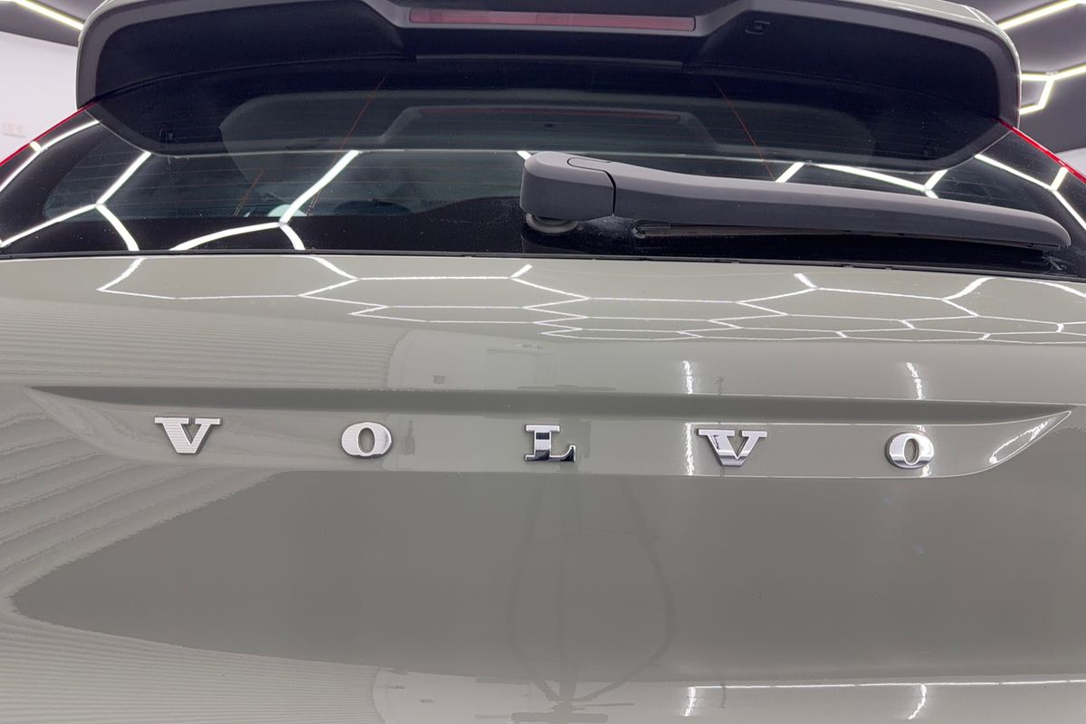 2023 Volvo XC40 Ultimate B5 Dark