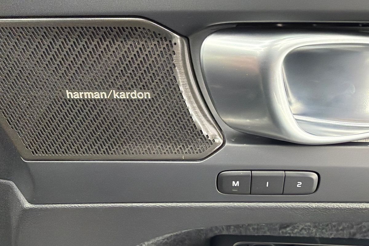 2023 Volvo XC40 Ultimate B5 Dark