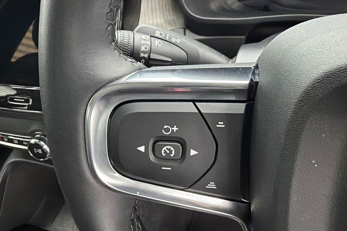 2023 Volvo XC40 Ultimate B5 Dark