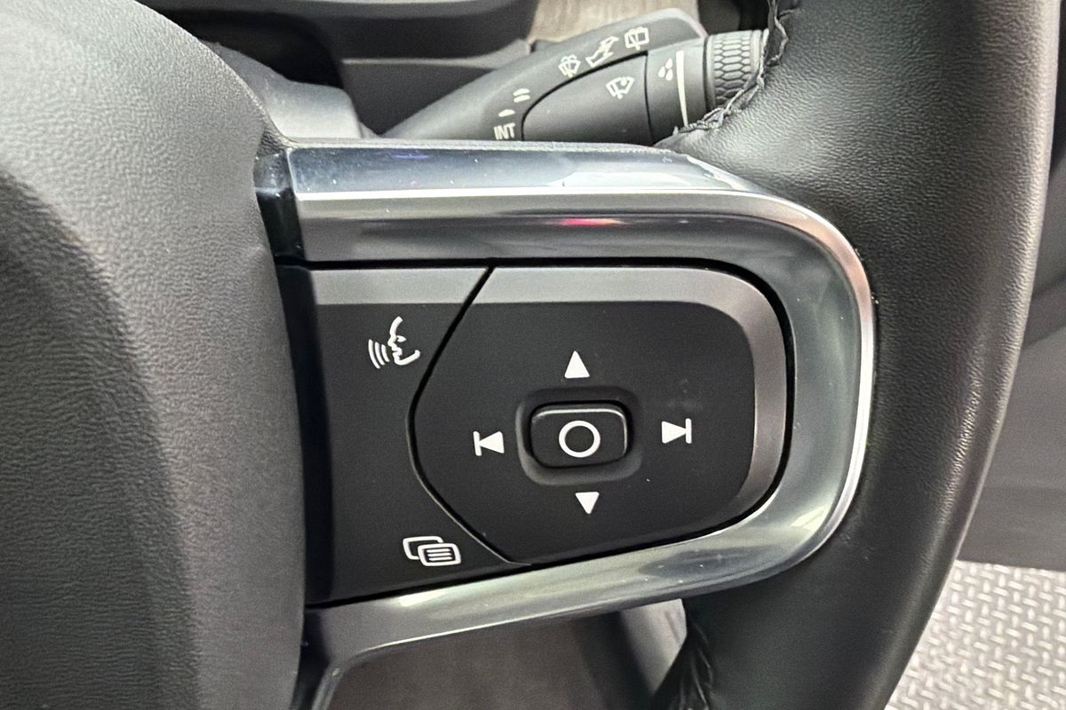 2023 Volvo XC40 Ultimate B5 Dark