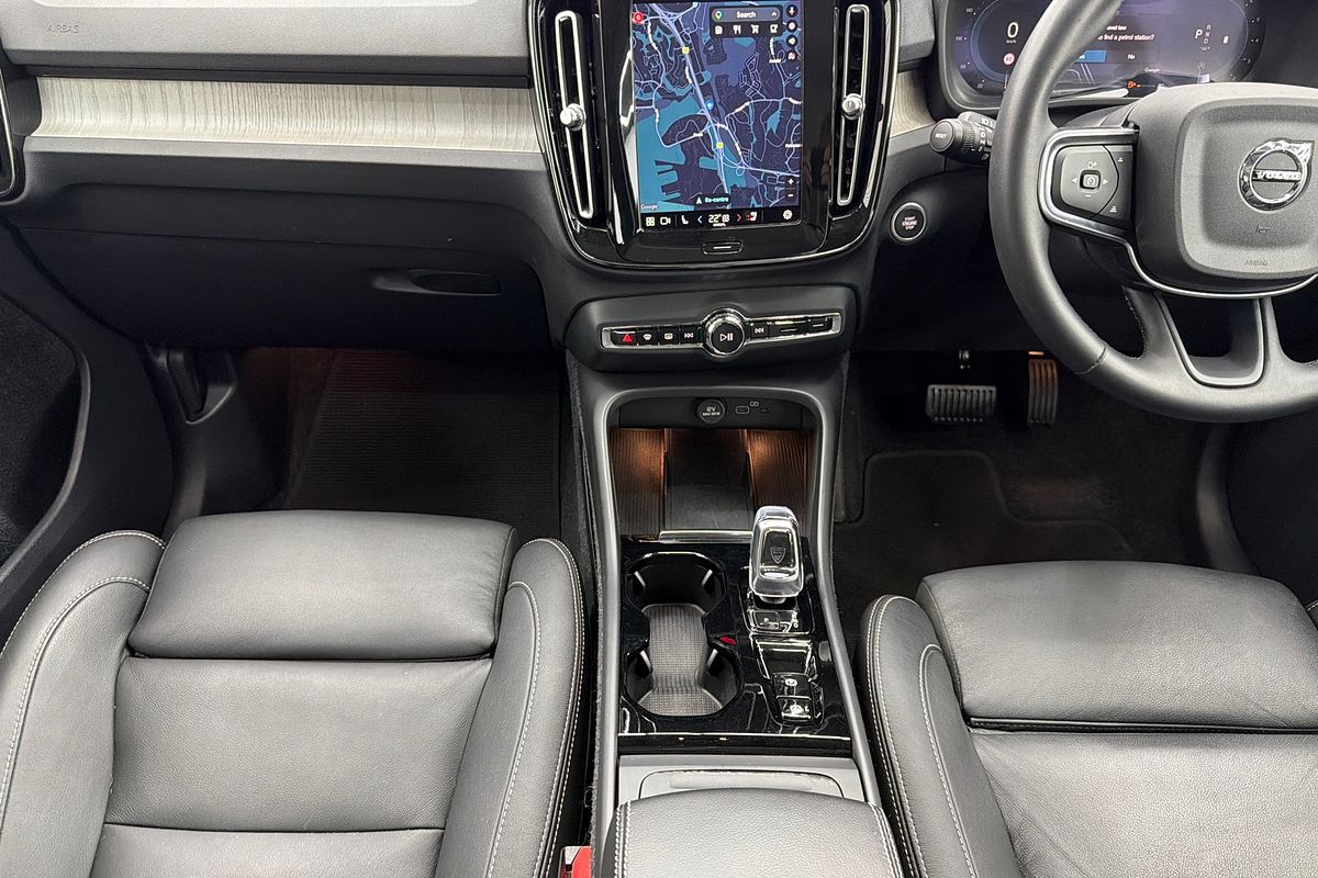 2023 Volvo XC40 Ultimate B5 Dark