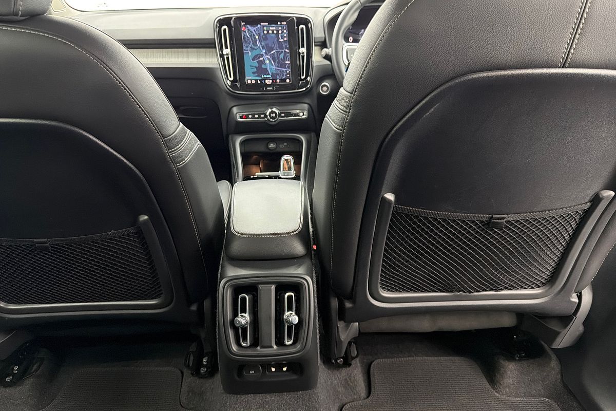 2023 Volvo XC40 Ultimate B5 Dark