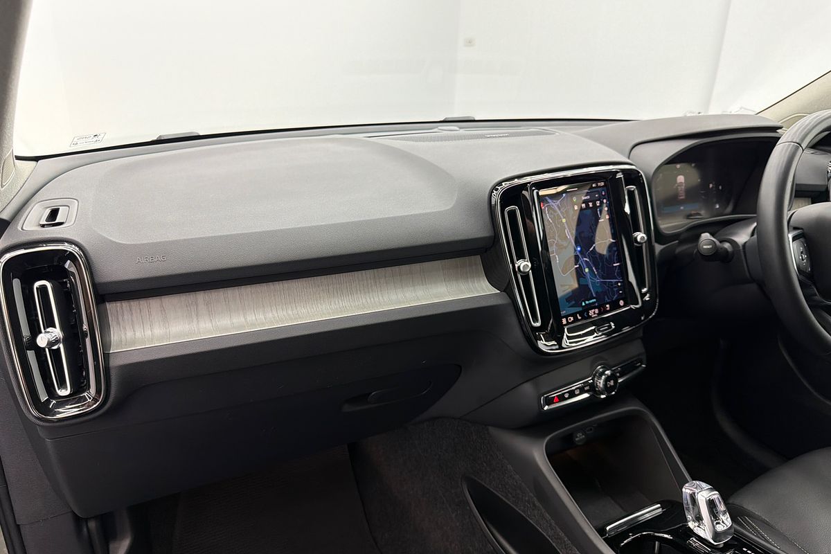 2023 Volvo XC40 Ultimate B5 Dark
