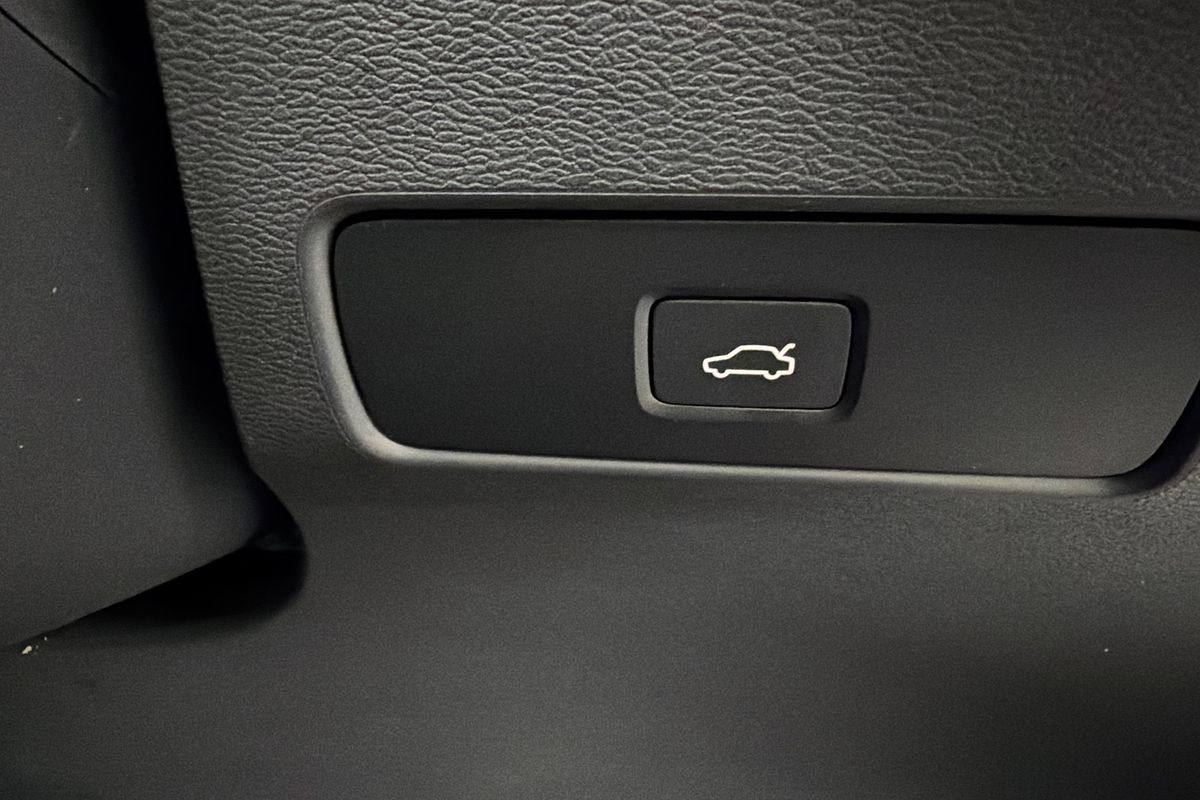 2023 Volvo XC40 Ultimate B5 Dark
