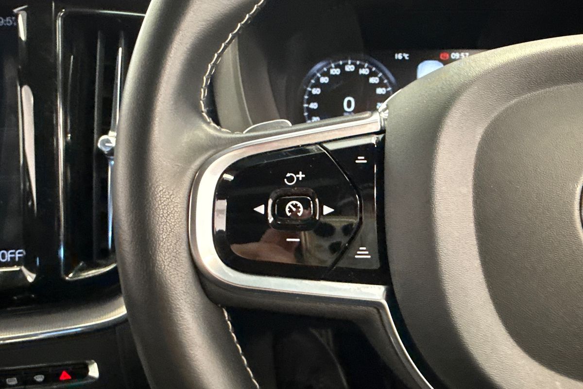 2020 Volvo XC60 T6 R-Design