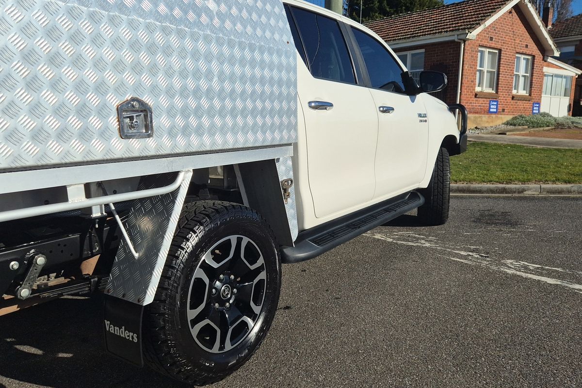 Hilux 4x4 SR5 2.8L T Diesel Automatic Double Cab C/C 2L70360 001