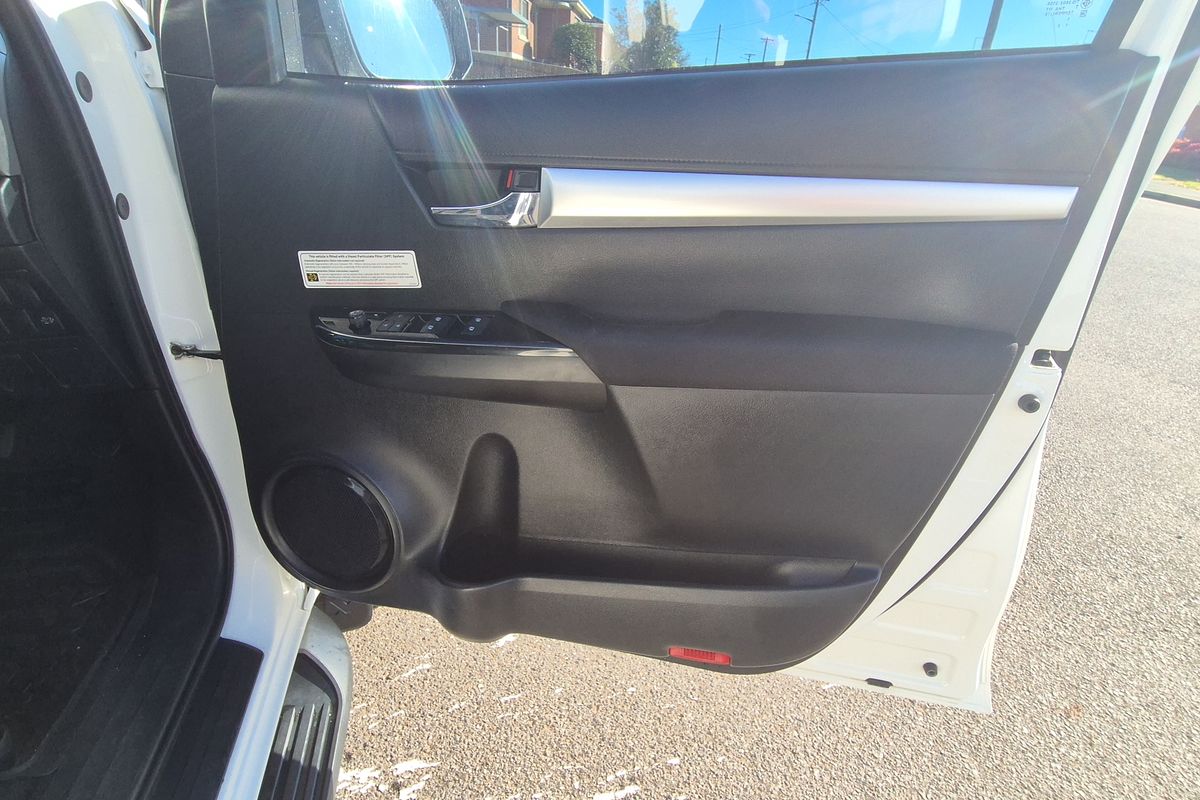 Hilux 4x4 SR5 2.8L T Diesel Automatic Double Cab C/C 2L70360 001