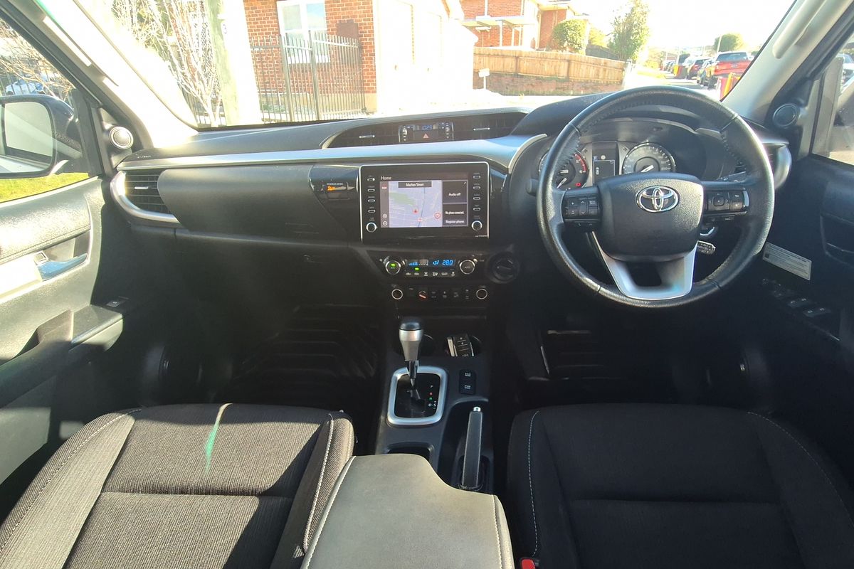 Hilux 4x4 SR5 2.8L T Diesel Automatic Double Cab C/C 2L70360 001