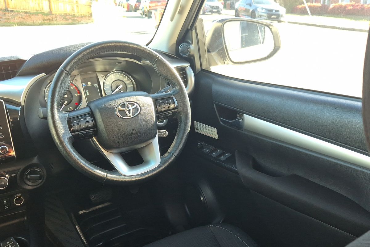 Hilux 4x4 SR5 2.8L T Diesel Automatic Double Cab C/C 2L70360 001