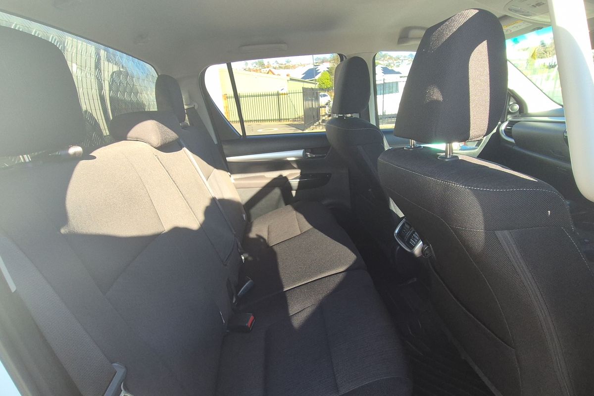 Hilux 4x4 SR5 2.8L T Diesel Automatic Double Cab C/C 2L70360 001